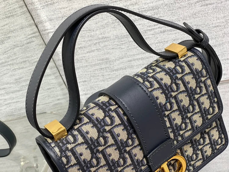 ๐ ๐ ๐ผ๐ป๐๐ฎ๐ถ๐ด๐ป๐ฒ bag 01