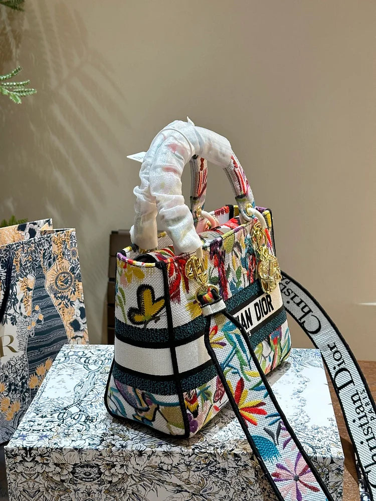 D lady bag size; 24 cm