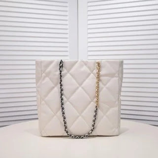 CC 22b 19 BAG tote