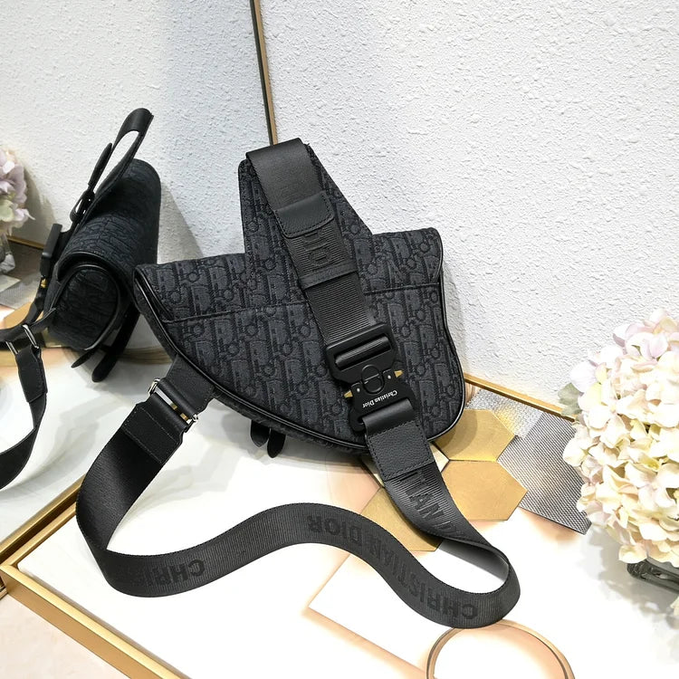 D homme2023 Pre-Fall saddle bag size : 20×28.6x5cm