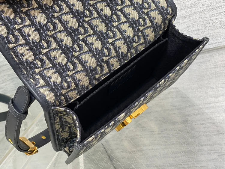 ๐ ๐ ๐ผ๐ป๐๐ฎ๐ถ๐ด๐ป๐ฒ bag 01