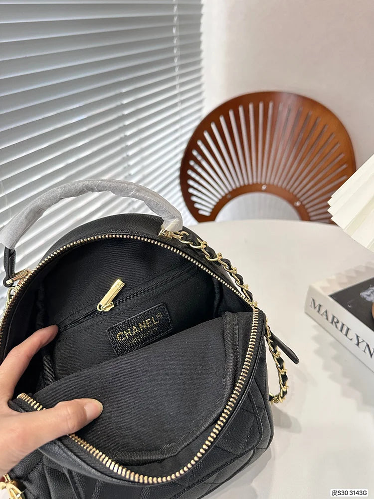 CC 𝘝𝘪𝘯𝘵𝘢𝘨𝘦 backpack size:17.5 * 23 cm