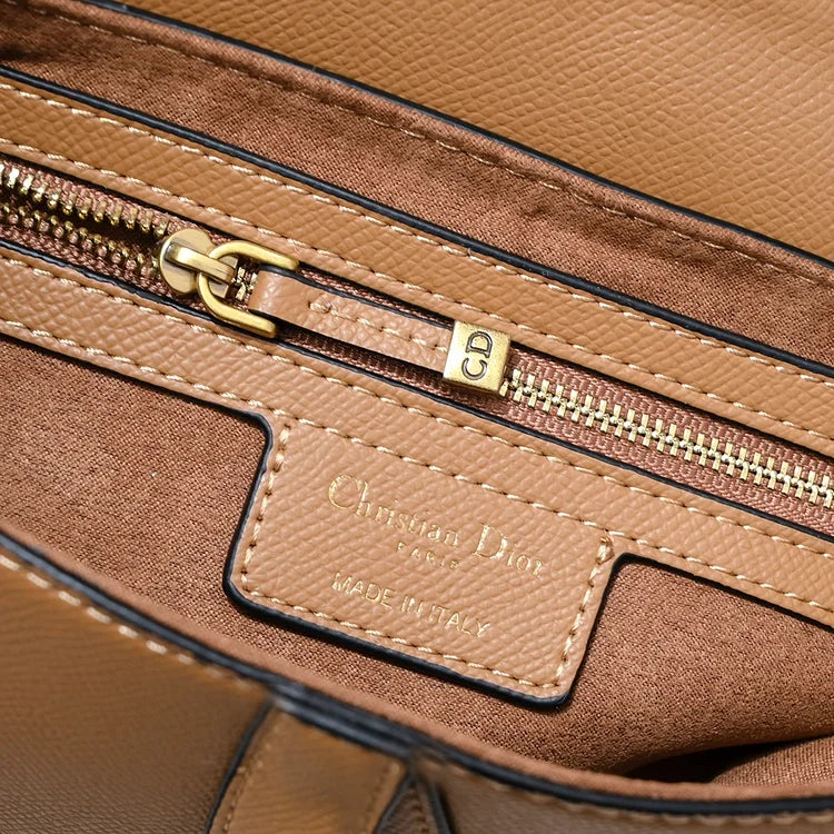 D saddle Be a classic with classics bag size: 25.5 x 20 x 6.5 cm