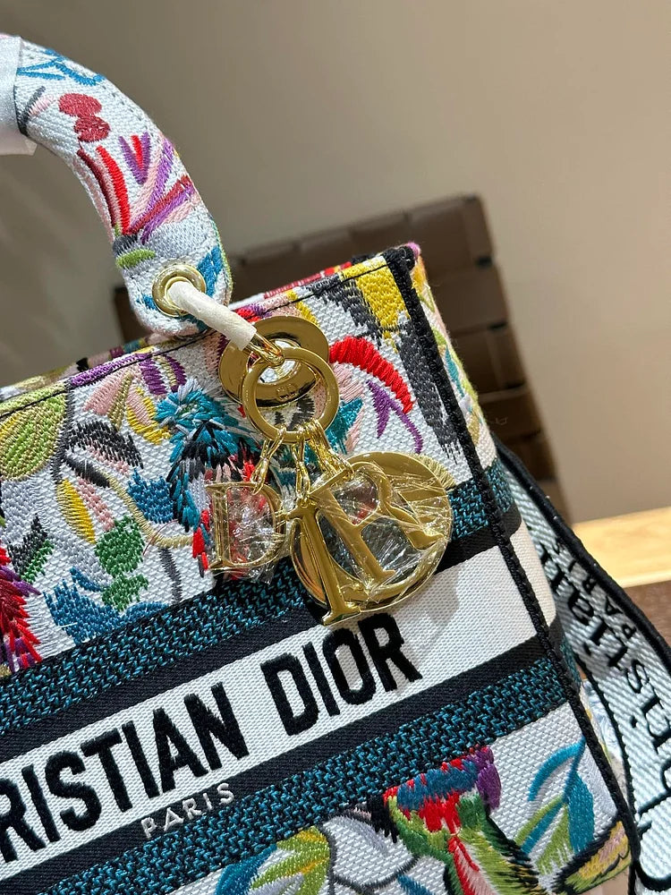 D lady bag size; 24 cm