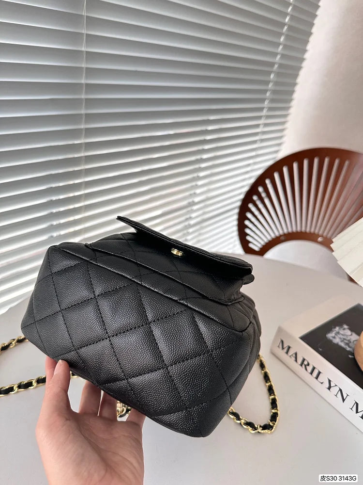 CC 𝘝𝘪𝘯𝘵𝘢𝘨𝘦 backpack size:17.5 * 23 cm