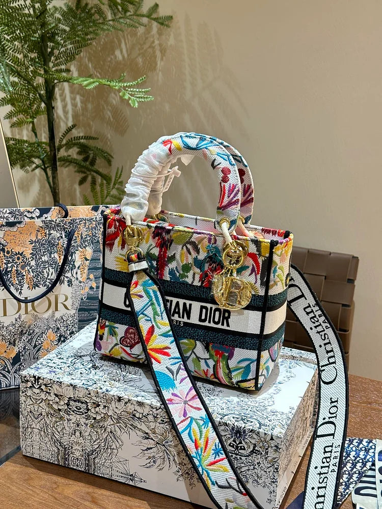 D lady bag size; 24 cm
