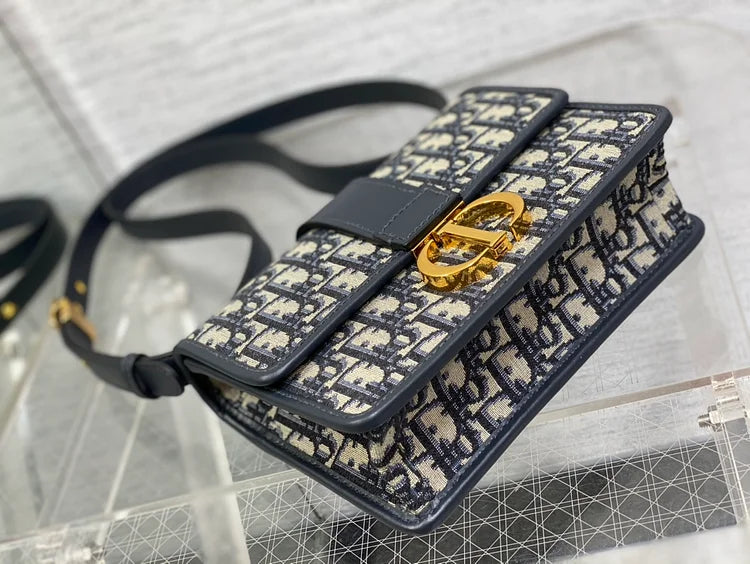 ๐ ๐ ๐ผ๐ป๐๐ฎ๐ถ๐ด๐ป๐ฒ bag 01