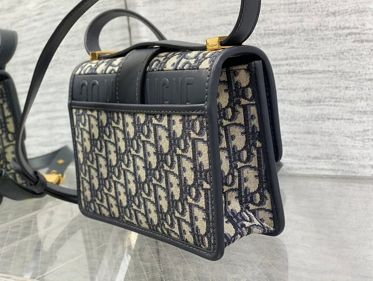 ๐ ๐ ๐ผ๐ป๐๐ฎ๐ถ๐ด๐ป๐ฒ bag 01