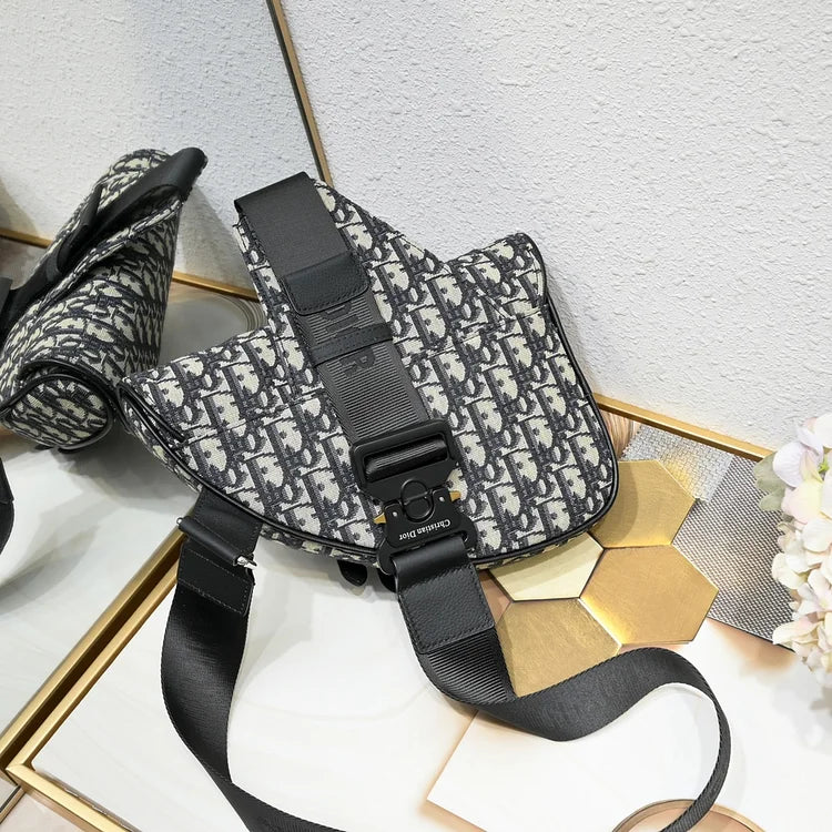 D homme2023 Pre-Fall saddle bag size : 20×28.6x5cm