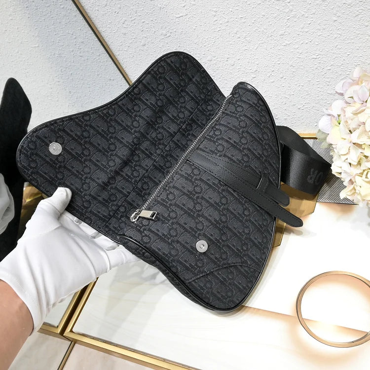 D homme2023 Pre-Fall saddle bag size : 20×28.6x5cm