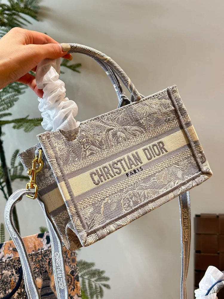 D mini tote bag size: 21.5x13x7.5cm