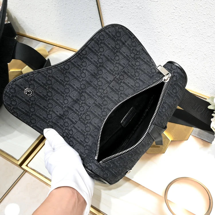 D homme2023 Pre-Fall saddle bag size : 20×28.6x5cm