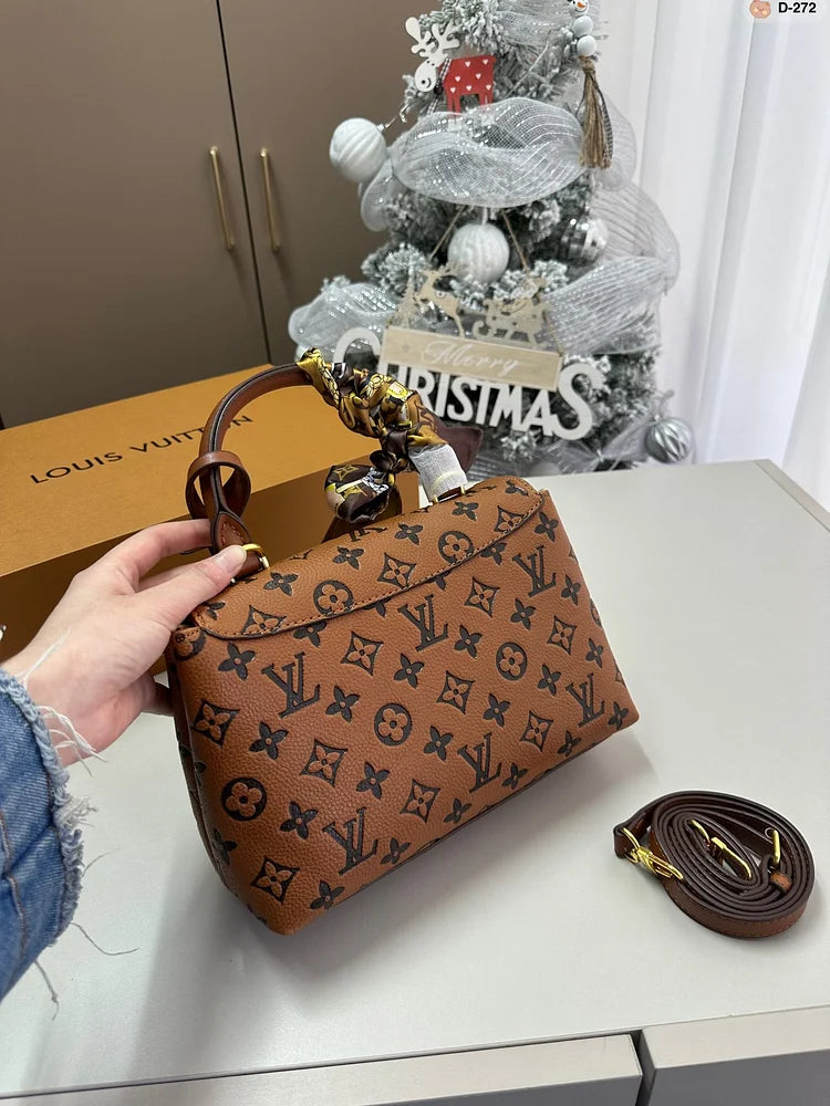 Louis madeleine bb bag size : 24*8*16 cm